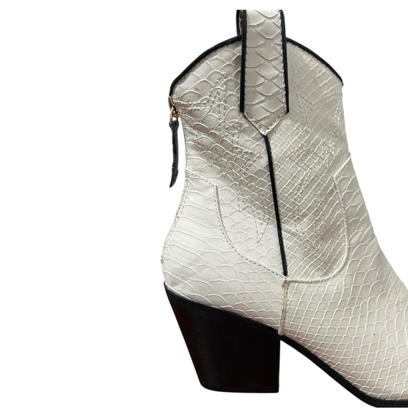 JustFab Sydney Western  White Textured Ankle Boot Sz 8 - Picture 3 of 16